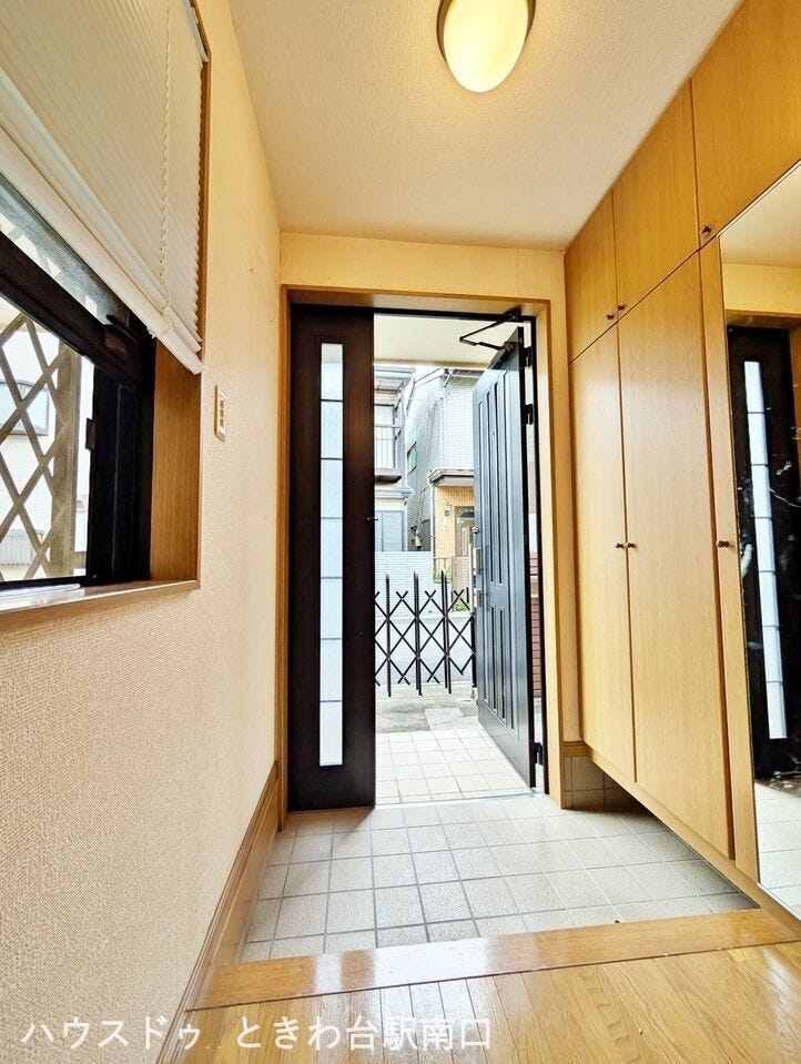 明るい玄関ホールは大容量のシューズボックス付き。家族の靴をすっきり収納でき、いつも清潔感ある空間を保てます。