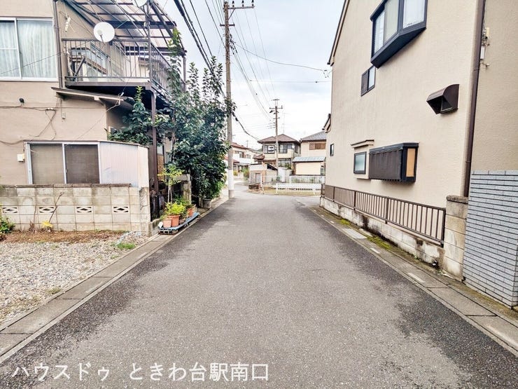 前面道路は落ち着いた住宅街の一角。車通りが少なく、安心して暮らせる環境が整っています。住みやすさが魅力。