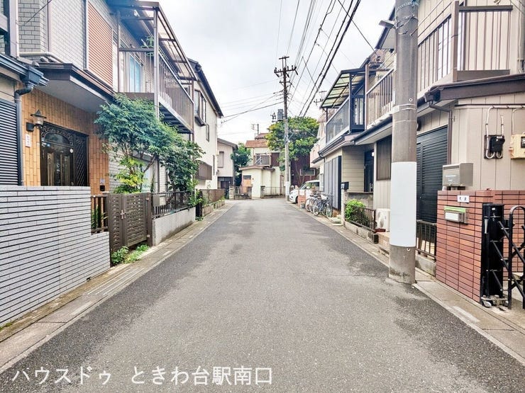 住環境の良さが伝わる前面道路。閑静な住宅地で穏やかに暮らせる立地は、子育て世帯にも安心です。