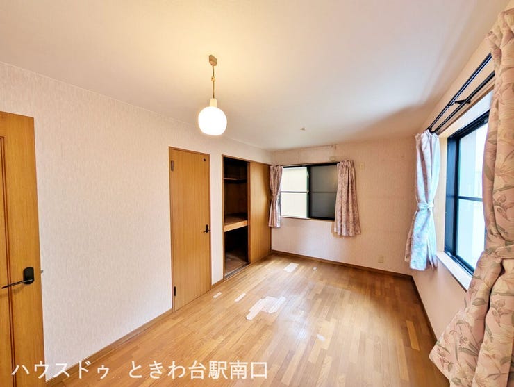 3面採光で風通し良好な7.5帖洋室。押入れ収納やクローゼットも備え、寝室や趣味部屋として多彩に活用できます。