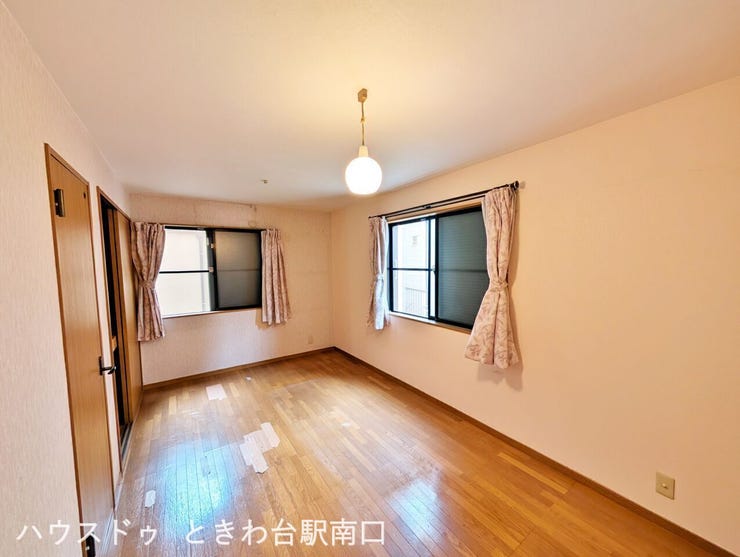 3面採光で風通し良好な7.5帖洋室。押入れ収納やクローゼットも備え、寝室や趣味部屋として多彩に活用できます。