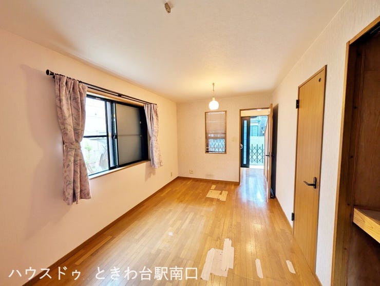 3面採光で風通し良好な7.5帖洋室。押入れ収納やクローゼットも備え、寝室や趣味部屋として多彩に活用できます。