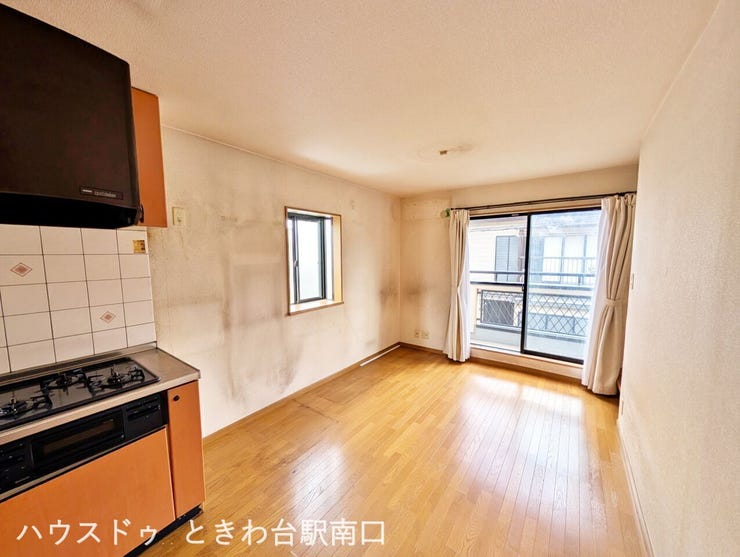 2面採光で明るさ溢れる9帖DK。バルコニーへつながる開放的な空間で、家族団らんや食事の時間を快適に過ごせます。