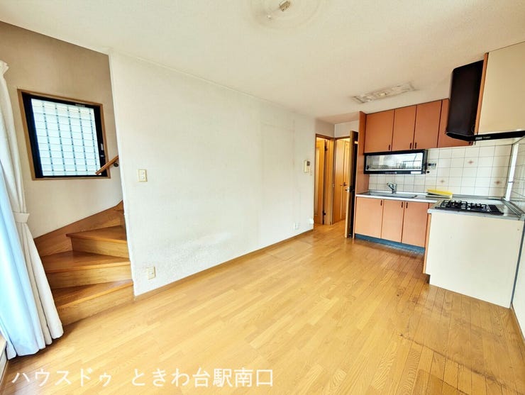 機能的なシステムキッチンと明るいダイニング。階段に近く家族の動線もスムーズで、会話が自然に生まれる空間です。