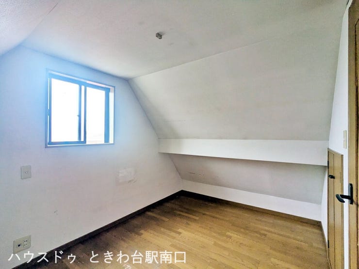 天井の傾斜を活かした洋室。窓から光が差し込み明るく快適。趣味やテレワークにも最適なプライベート空間です。