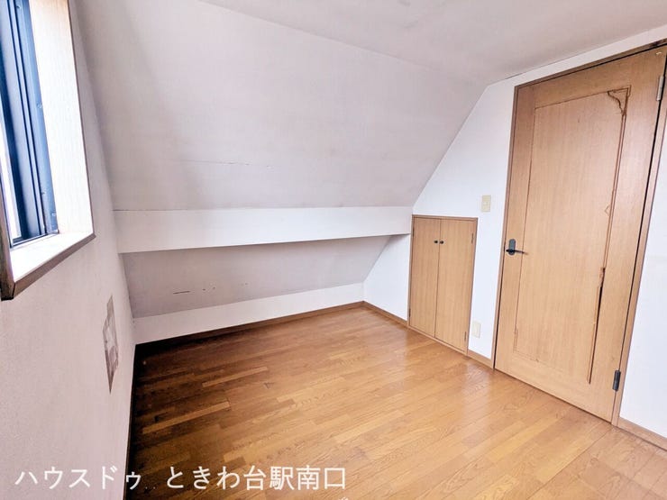 洋室には便利な収納スペース付き。勾配天井を活かした落ち着きある空間で、書斎や子ども部屋にも活用できます。