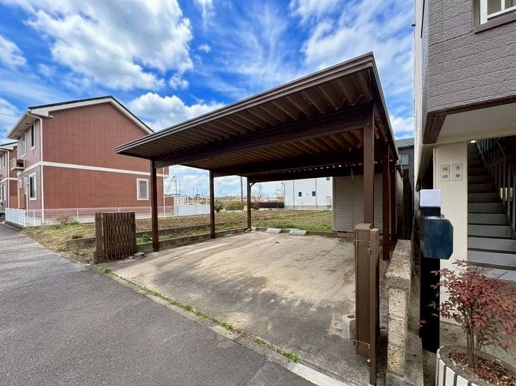 ◇外観写真◇
小・中学校まで徒歩10分圏内で小さなお子様の通学も安心できる距離です♪閑静な住宅街に位置するので、落ち着いた住環境でゆったりとしたひと時を過ごすことが出来るかと思います。