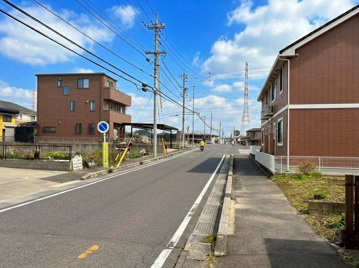 ◇前面道路◇
過ごす時間と共に刻々と表情を変えていく住まい、季節によってさまざまな表情を見せてくれるわが家は、時を重ね思いを紡ぐ場所です。ご家族の一家団欒を心ゆくまでお楽しみください。
