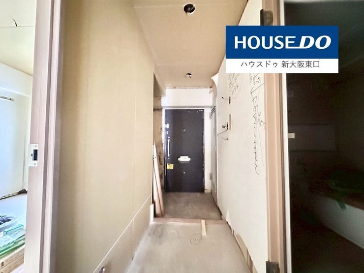 玄関にはダウンライトを設置予定。
ドアは内開きです。
シューズボックスを新たに設置予定。