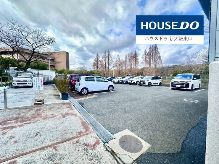 駐車場は広々としています。
大型車やハイルーフ車も契約可能です。