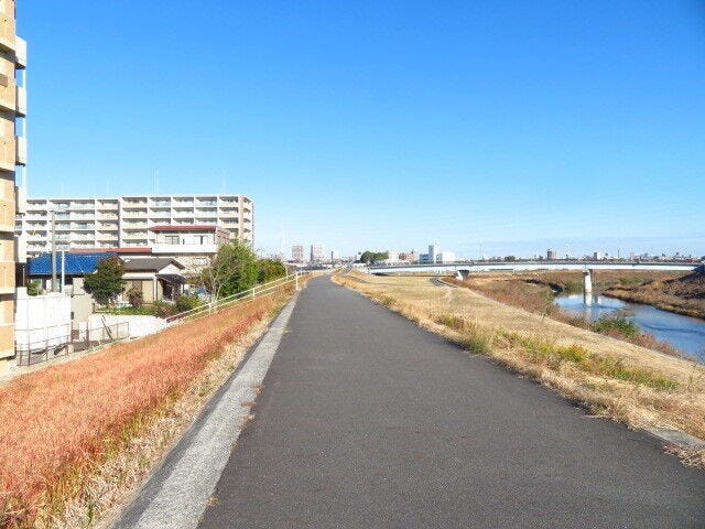 マンション南東側前面道路です。天白川沿いの堤防道路です。