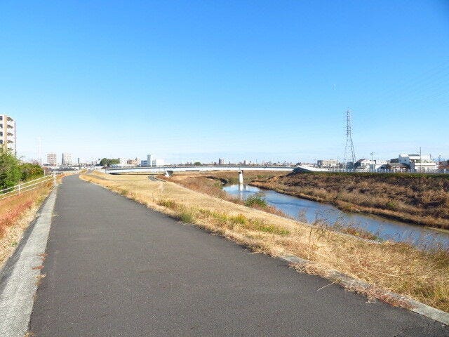 マンション南東側前面道路です。天白川沿いの堤防道路です。