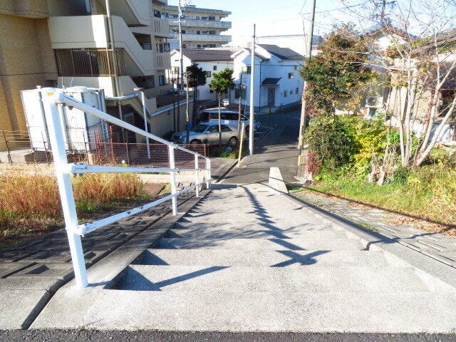 マンション北東側前面道路から天白川沿いに抜ける階段があります。