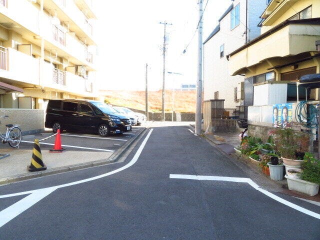 マンション南側前面道路です。