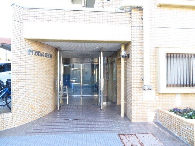 北西側エントランスです。