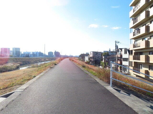 マンション南側前面道路です。天白川沿いの堤防道路です。