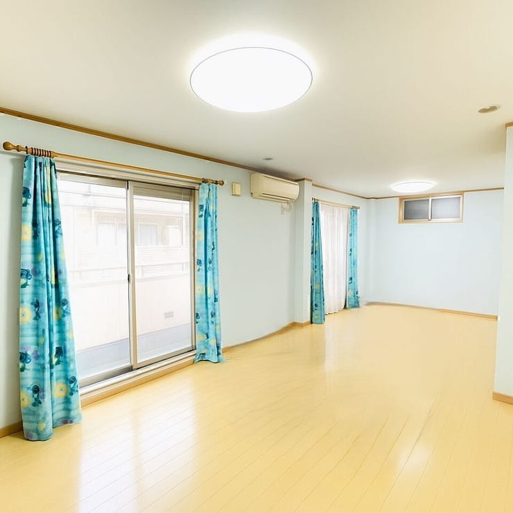 陽の光もたっぷり入る明るくゆとりのある空間☆
※小物類を除去する修正を行っております。