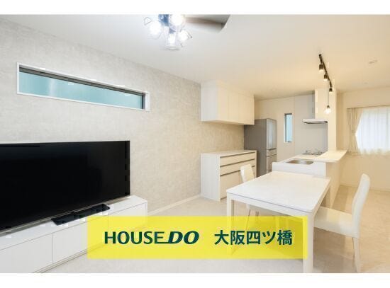 ご家族が集まるリビングは約17帖の広々空間です!リビングが見渡せる人気のカウンタータイプのキッチンです!
※AI生成による家具消し加工済み