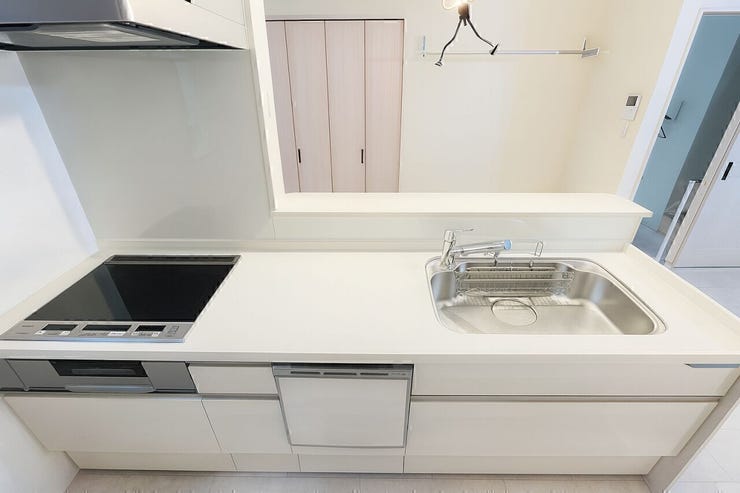 築後3年なので室内設備も整っております!お手入れが楽なIHコンロです!食洗器付きなので節水・時短になります!
※AI生成による家具消し加工済み