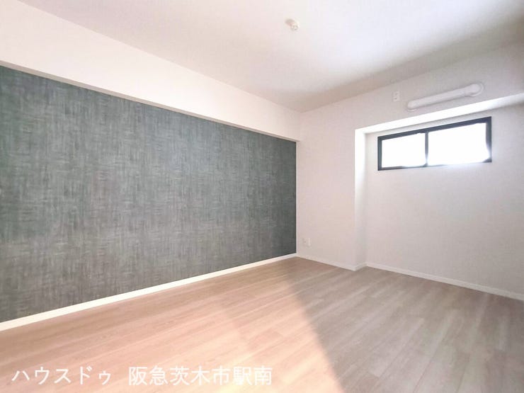 洋室 6畳の中部屋ですが、明り取りの窓があります。