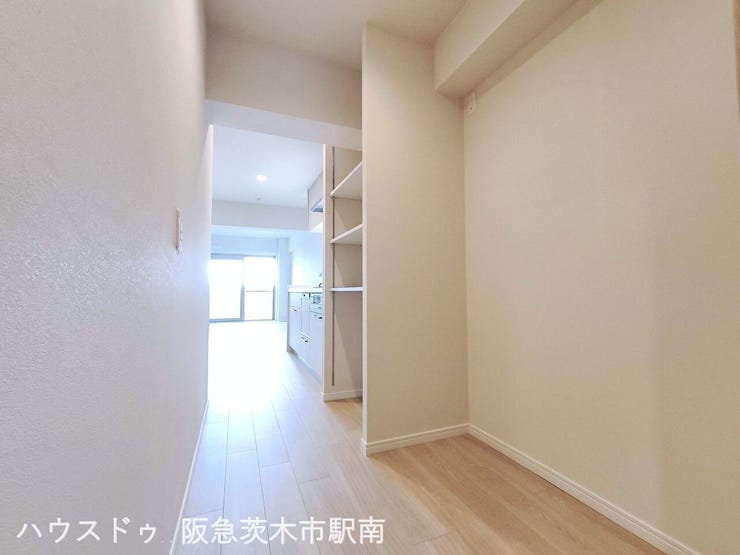キッチン横の冷蔵庫置き場兼、収納場所。
シューズインクロークを通じて玄関に出れます。