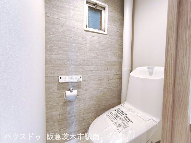 トイレには小窓あります