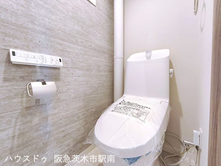 トイレには小窓あります