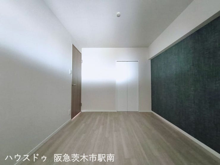 洋室 6畳の中部屋ですが、明り取りの窓があります。