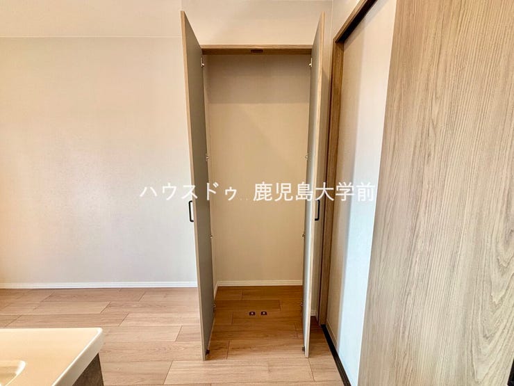 キッチン横の収納は嬉しい扉付