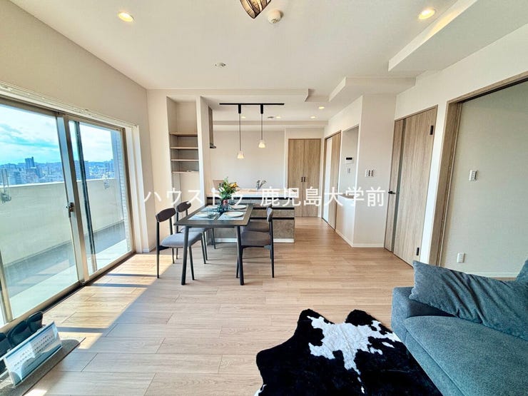 無駄のないシンプルな内装だからこそ、お気に入りの家具やインテリアがより一層引き立つ空間