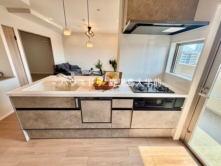 3口コンロに広い作業スペースとお料理好きにはたまらない使い勝手の良さが魅力