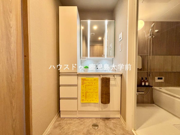 3面鏡と明るい照明が毎日の身支度をハッピーにしてくれます