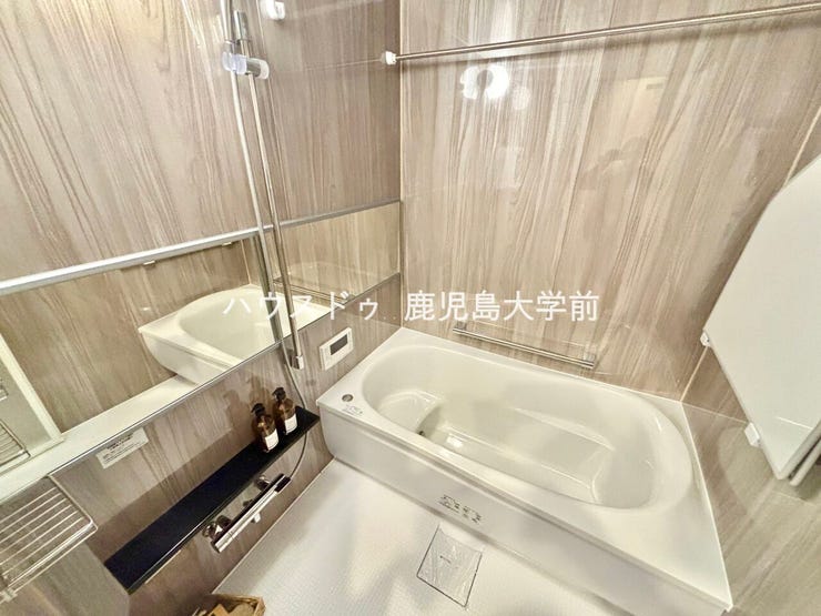 落ち着いた木目調のアクセントが一日の疲れを癒してくれる