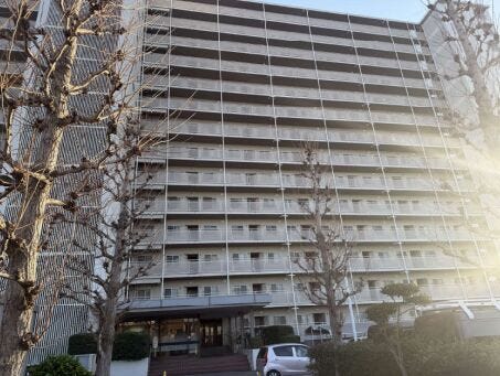 【外観】
総戸数の多い大規模マンション。存在感ある外観と整った管理体制が魅力です。