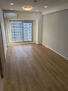 バルコニーに面した明るい洋室。自然光が差し込む快適な空間です。