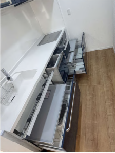 収納豊富なシステムキッチン。スライド式で使い勝手の良い設計です。