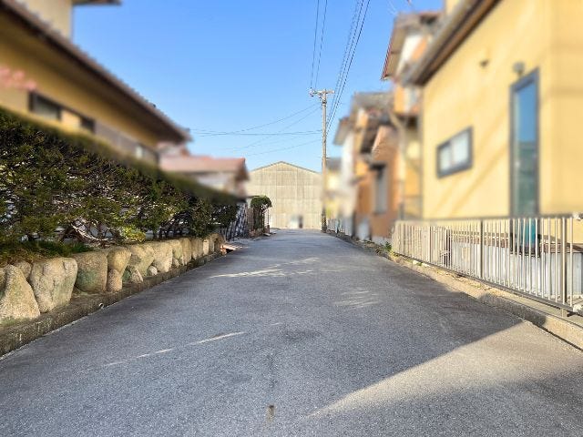 幅員約4mの前面道路です。通り抜けできないので住人以外の通行がほとんどなく、お子さまにも安心ですね。
