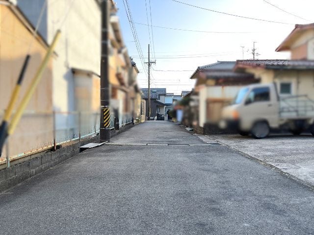 幅員約4mの前面道路です。車1台が通れる道幅なのでスピードを控えるため歩行者も安心して通行できます。