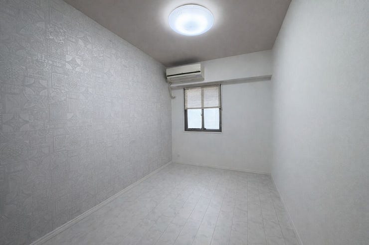 ■5.3帖洋室
柄の入ったクロスは、色がシンプルなためインテリアともなじみやすい◎
【※画像はAI加工により荷物等を消去しています。】