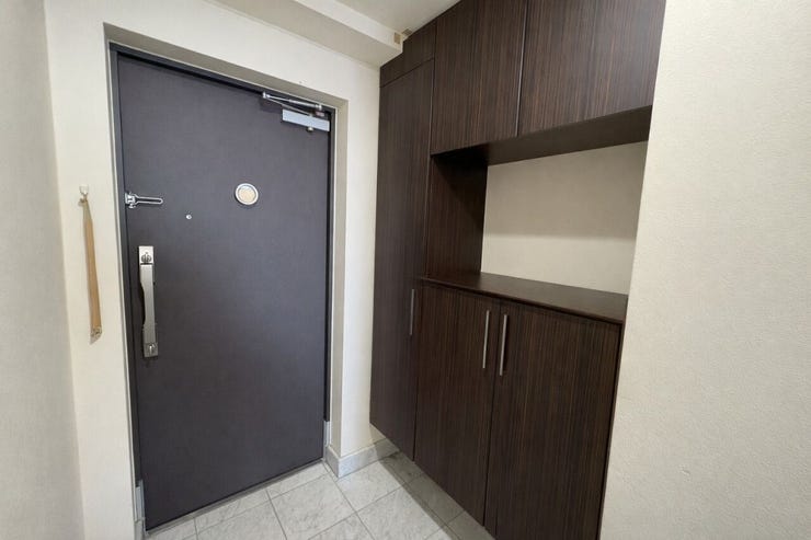 ■シューズボックスは十分な広さがあり、傘なども収納可能で利便性ばっちり◎
【※画像はAI加工により荷物等を消去しています。】