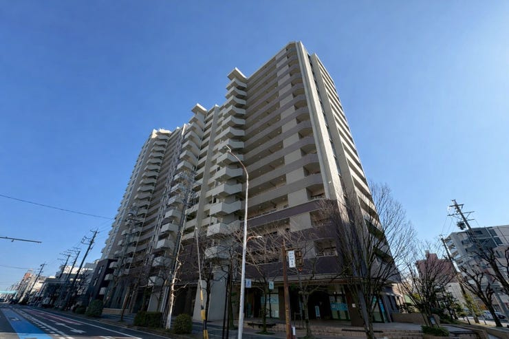 【外観】
■重厚感のある駅チカマンション♪
【※画像はAI加工により車等を消去しています。】