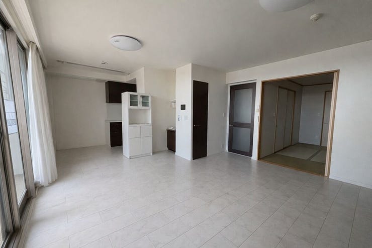 ■15.7帖リビング
水回りとの動線も近く、住みやすい間取り。
【※画像はAI加工により荷物等を消去しています。】