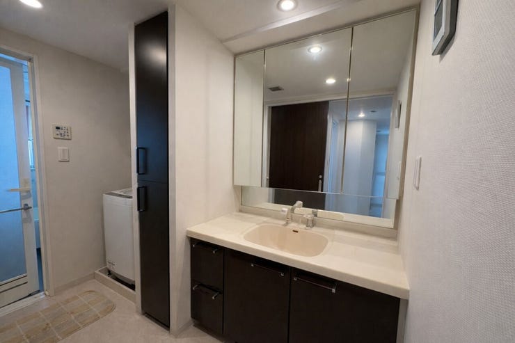 ■リネン庫付き
ごちゃつきやすい洗面所もすっきり。
【※画像はAI加工により荷物等を消去しています。】