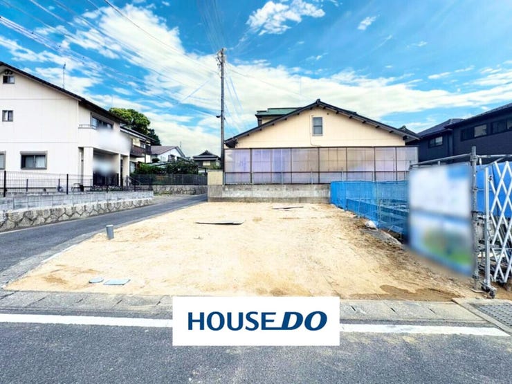 モノトーン調のスタイリッシュな外観が目を引く一邸です 。全室にクローゼットを完備した3LDKの間取りは、プライベート空間も充実 。機能美と住みやすさを両立させた、こだわりの新築住宅です 。