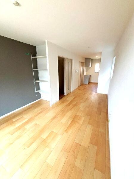 2階リビングなので外からの視線が入りにくく、、カーテンを開けて開放的にお過ごしいただけます♪