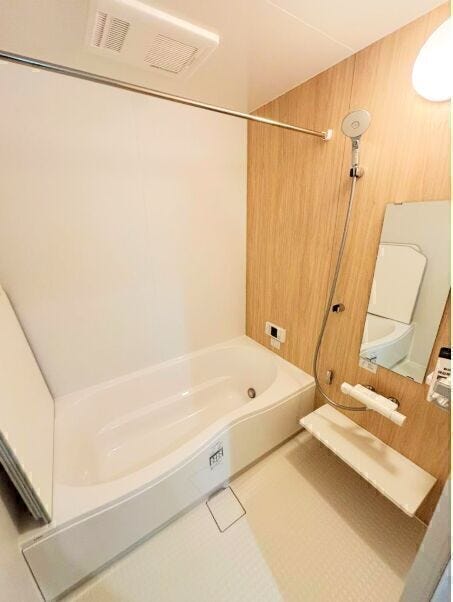 落ち着く木目パネルの浴室◎