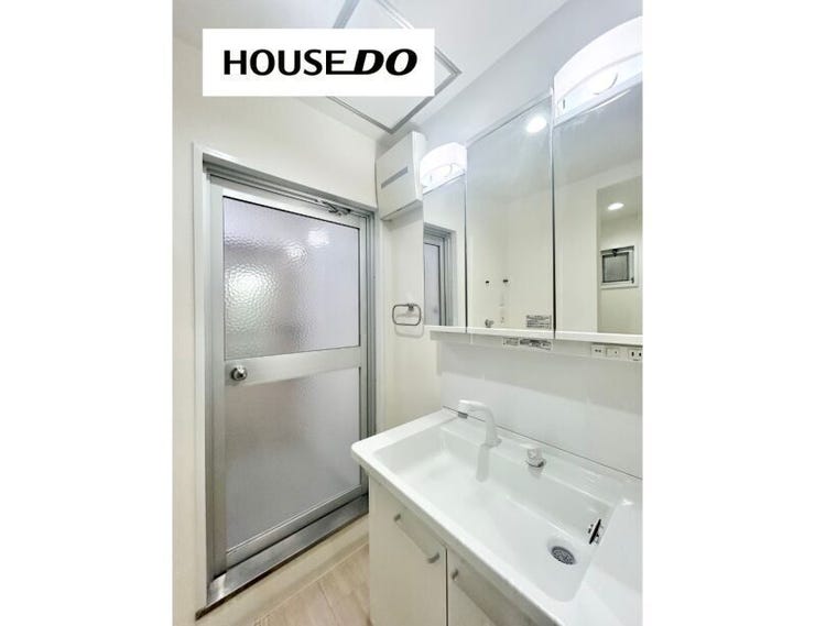 洗面化粧台は三面鏡タイプで、身支度がしやすい!
ミラー裏収納があり、洗面小物をすっきり隠せます♪