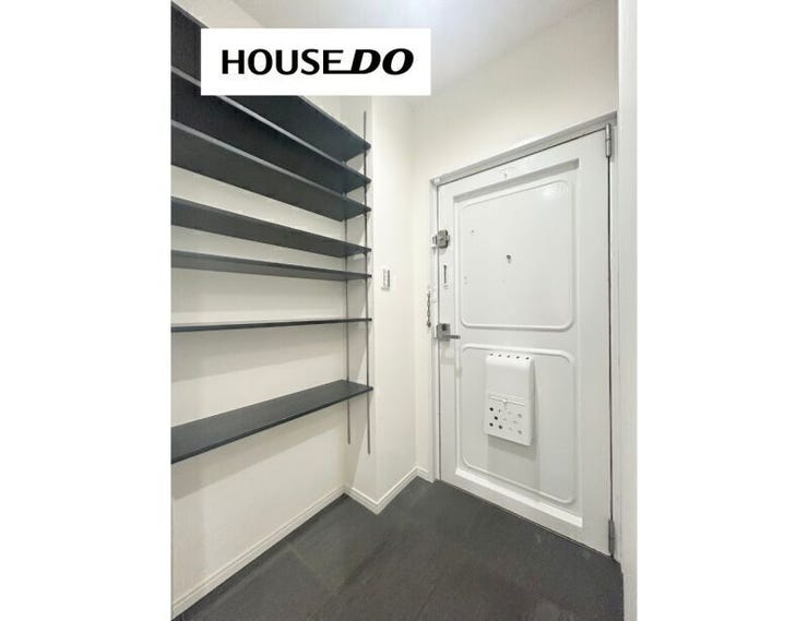 収納棚たっぷりで沢山靴を収納出来ます♪