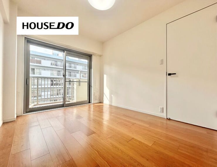 大きな窓から採光が取れ、日中は照明いらず♪