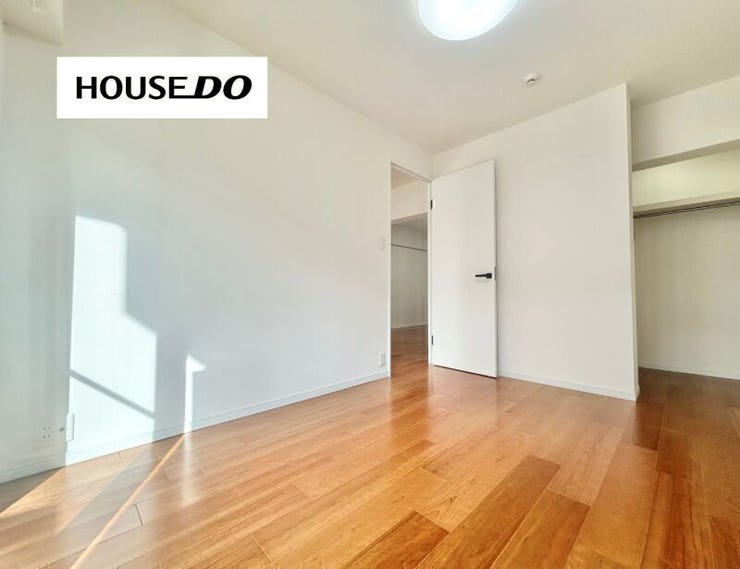 リビングと隣接した使い勝手の良い洋室